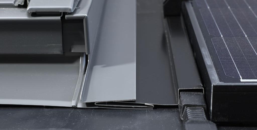 Het ontwerp van onze unieke en innovatieve zijdelen biedt een flexibiliteit tot 25 mm. Dit betekent dat een perfecte positionering van zowel zonnepanelen als het dakraam gewaarborgd is.