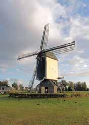 4 BOERDERIJEN OP TERPEN 5 STANDERDMOLEN DE VLIJT Door de jaarlijkse overstromingen werden de boerderijen op verhogingen Deze standerdmolen is het oudste gebouwd.