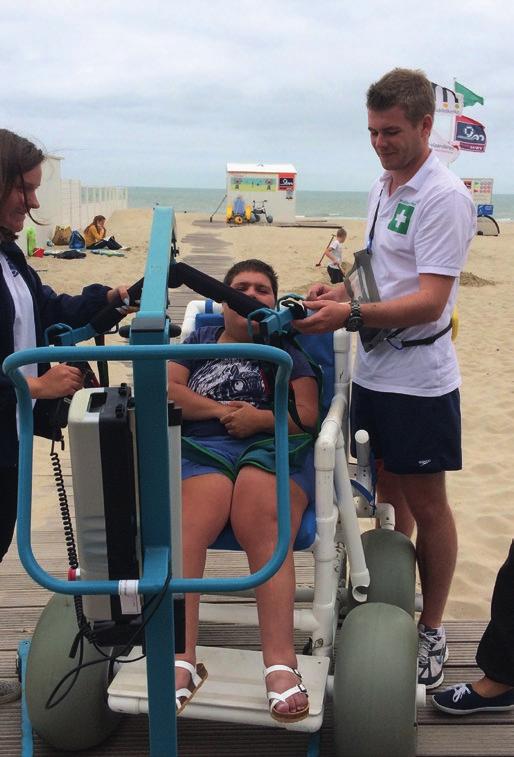 Une plage accessible à tous Quelques adaptations à l infrastructure un sentier accessible de l arrêt du tram jusqu à la plage des toilettes et une douche accessibles sur la plage une mise à