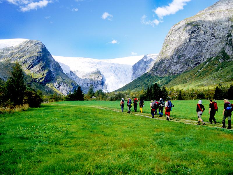 De tocht over Europa s hoogste bergweg, de Sognefjellsvegen. Met het hoogste punt op 1434 meter voert deze weg van Oost-Noorwegen naar de machtige Sognefjord.