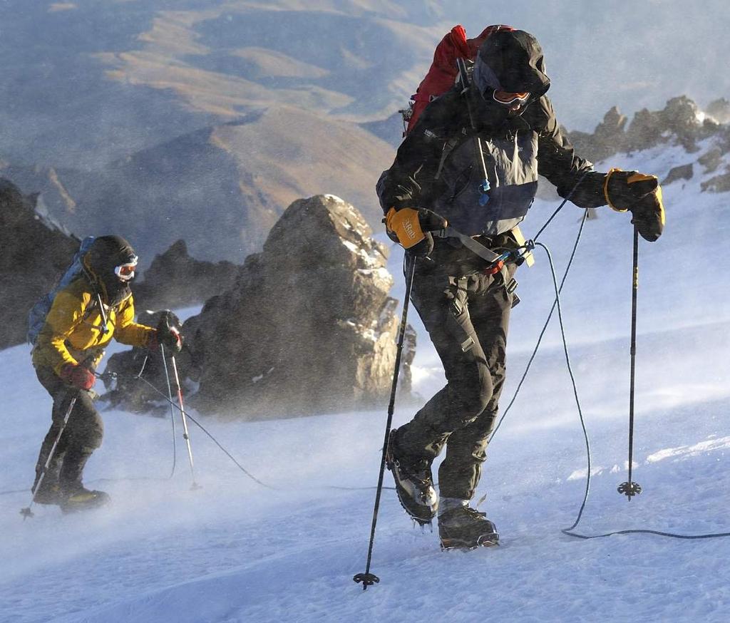 BESTE PERIODE OM TE KLIMMEN De Elbrus wordt voornamelijk in de zomer beklommen, maar het is ook mogelijk om de berg in het voorjaar met ski s te beklimmen.