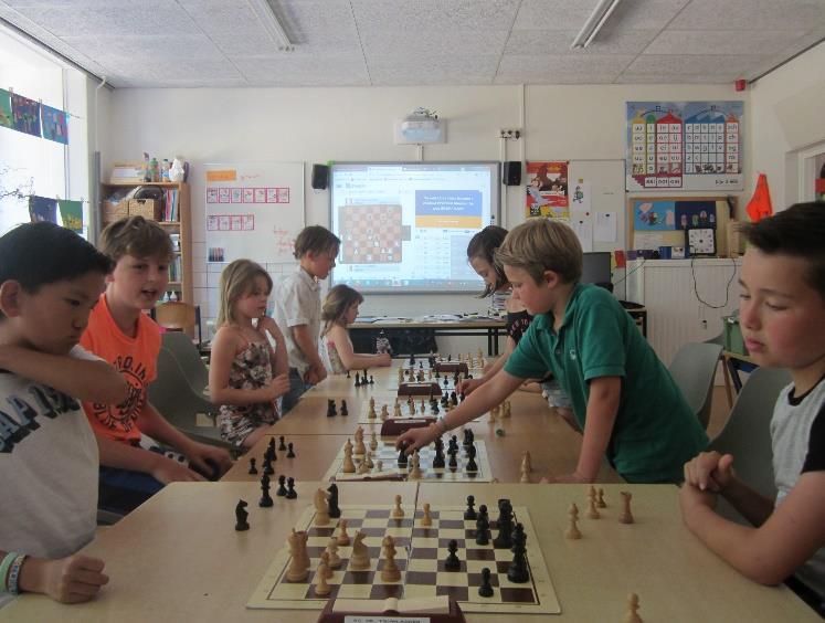 Schaaklessen St. Victor school: Schaken is leuk en maakt je slimmer Schaken is een leuk uitdagend spel. Je leert spelenderwijs kritisch en creatief denken, problemen oplossen en plannen maken.