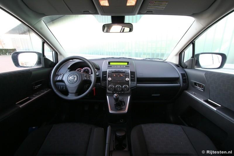 Hoog schakelen Mazda nam de facelift van de 5 direct aan voor wat subtiele wijzigingen in het interieur.