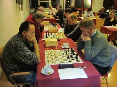 Zwart moet 28 Da7xb7 spelen, waarna wit 29. Pc4-d6+ speelt. Jef speelde echter niet 28. Tb1-b7 maar 28. Pc4-e5+ om pion c6 te veroveren. Dat was in feite de echte blunder en niet zozeer 26. Da2-a7.