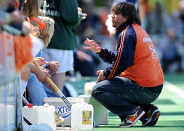 Siegfried Aikman, tot voor kort bondscoach van het Japanse herenteam, koppelt daarbij de theorie aan zijn eigen praktijk in het internationale tophockey.