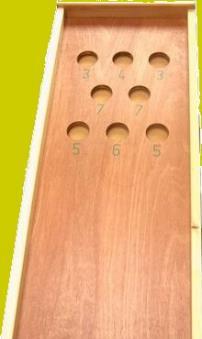 Sjoelbak Houten bak met 4 kleine poortjes 18 houten schijven Schuif de houten schijven naar achter toe