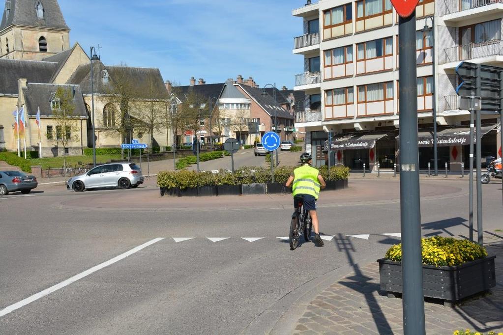 Voorbeeld van PP uitwerking :Knelpunt : Rotonde centrum Rotonde zonder fietspad Bij het oprijden van een rotonde geeft de fietser voorrang aan de weggebruikers die op de rotonde