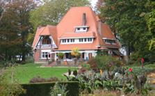 be betalend Altijd toegankelijk. Den Blakken ligt vlakbij het centrum van Wetteren. De tuin is een pareltje voor wie houdt van sierteelt, rozen en parkbomen.