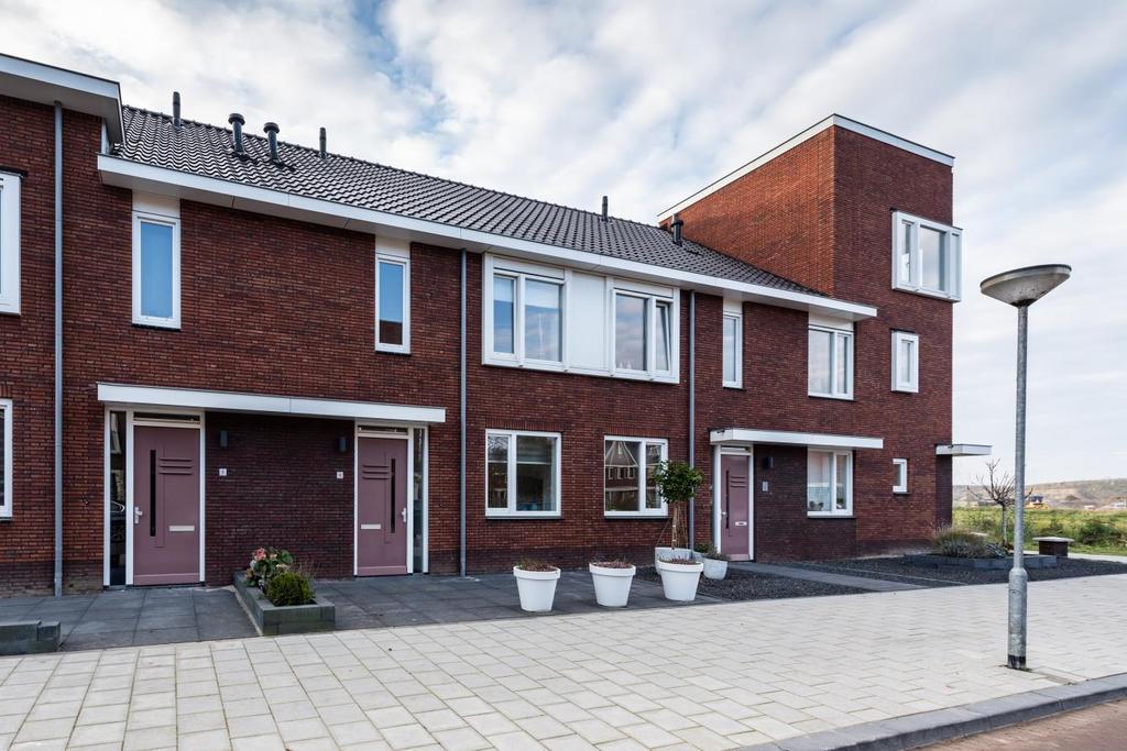 Ben je op zoek naar een jonge moderne ééngezinswoning op een top locatie? Deze woning is opgeleverd in 2017 en heeft vanuit de bouw een verlengde (ca. 1,20 m.) tuingerichte woonkamer.