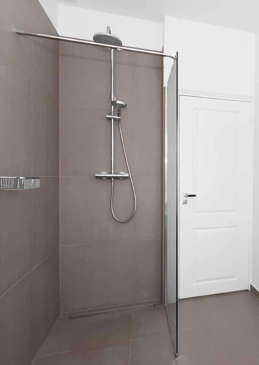 Badkamer De badkamer is uitgerust met een ligbad met thermostaatkraan en handdouche, een inloopdouche met