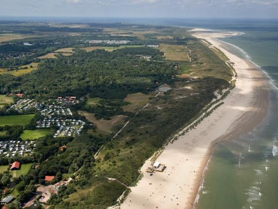 Renesse en omgeving Renesse Renesse ligt aan de westkust van het eiland Schouwen-Duiveland en is een enorm populaire vakantieplaats. Het inwoneraantal is slechts 1400, een klein dorpje.