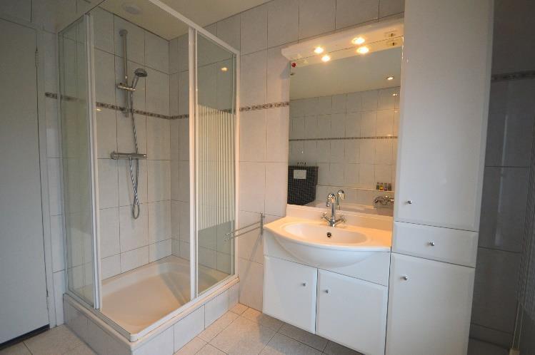 De volledig betegelde badkamer 7(m²) gelegen aan de achterzijde van de woning is voorzien van een ligbad, douche, toilet en wastafel.