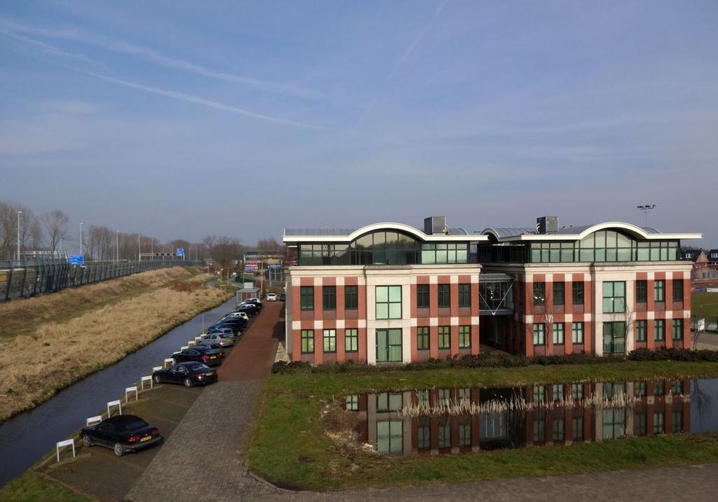 INLEIDING BUITENOMWEG 13, 2811 BM REEUWIJK Te huur / te koop solitair kantoorpand op uitstekende zichtlocatie langs de snelweg A12 en beschikt over circa 735 m2 verdeeld over vier bouwlagen.