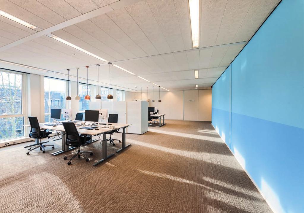 Met eenvoudige middelen ruimtelijkheid creëren. De horizon van de begane grond komt op de kantoorverdiepingen op subtiele wijze terug in kleurvlakken op wanden.