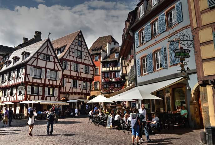 Colmar. Nadien middagmaal. In de namiddag volgen we de noordelijke wijnroute en rijden langs Le Hohwald en heel wat andere typische wijndorpjes.