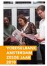 Mevrouw de Wolff overhandigt een cheque van 750 euro aan de Voedselbank Amsterdam, die zij heeft opgehaald tijdens haar 90-jarige verjaardagsfeest.