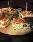 Lunchkaart. Club sandwich met gerookte kip, ei, spek, roomkaas en mosterd, geserveerd met frietjes 11,50