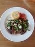 Salade met gerookte rib-eye geserveerd met Caponata. Ingrediënten;