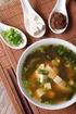 Lichte soep met tofu en zeewier op basis van soya 4,00. Bouillon met vis en groenten 6,00. Gegrilde kipbrochetten 12,00