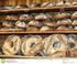 Brood op de plank. wereldboulangerie van baguette tot bagel