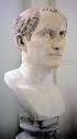 - Buste van Gaius Julius Caesar, - midden 1 e eeuw v.chr. 100 n.c. - Groen Egyptisch steen. - 41cm hoog. - Staatliche Museen (museum), East Berlin.